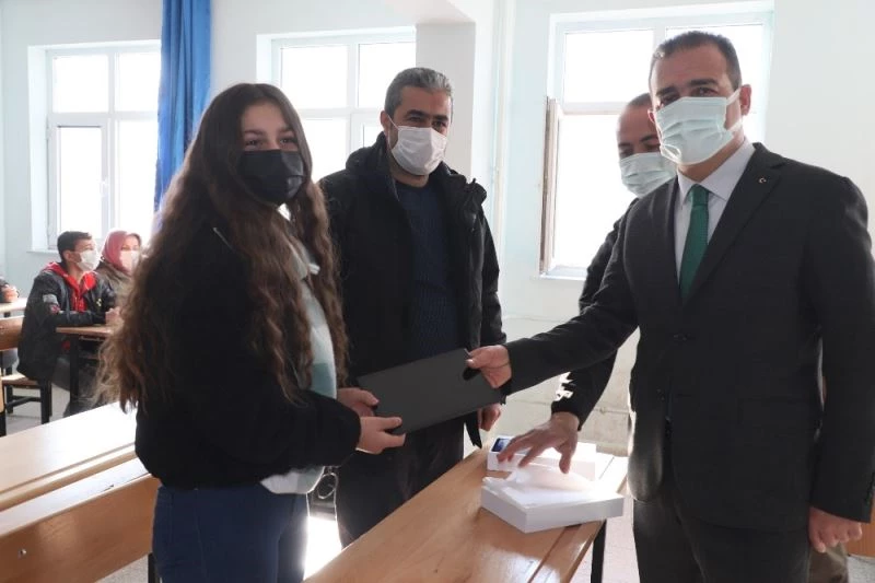 Vali Akbıyık: “Hakkari terörle değil, eğitimiyle konuşuluyor”
