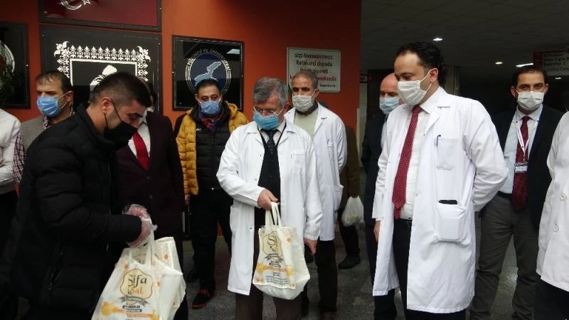 Arıcılardan sağlık çalışanlarına ‘ballı’ sürpriz
