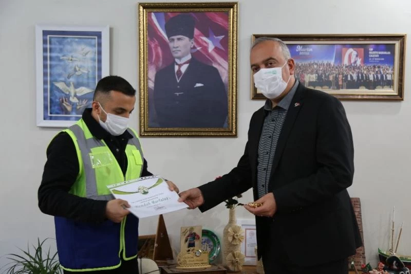 Karacayı kurtarmak için Çoruh nehrine atlayan belediye çalışanı tam altınla ödüllendirildi
