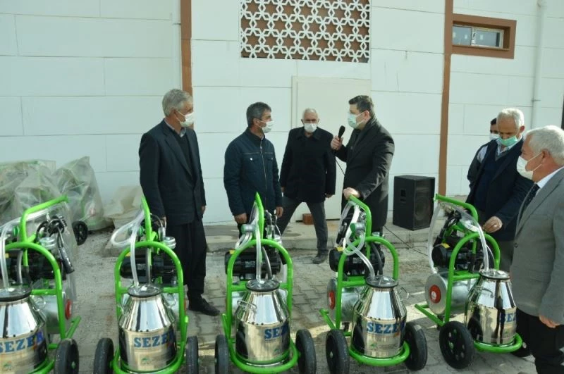 Çelikhan’da yetiştiricilere süt sağım makinesi
