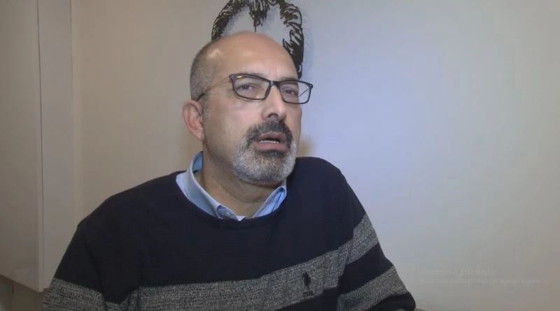 Depreme röportaj sırasında yakalandı
