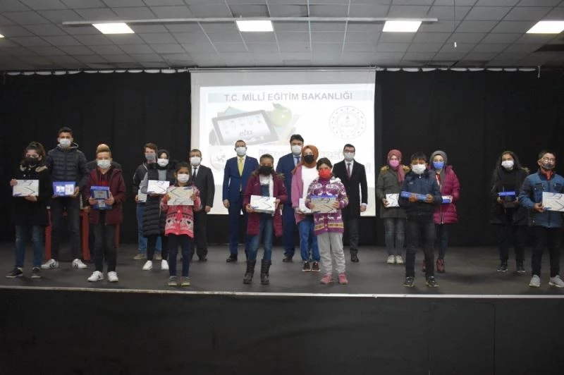 Tabletler Havran’da öğrencilere dağıtıldı
