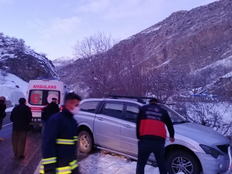 Kontrolden çıkan kamyonet şarampolde askıda kaldı
