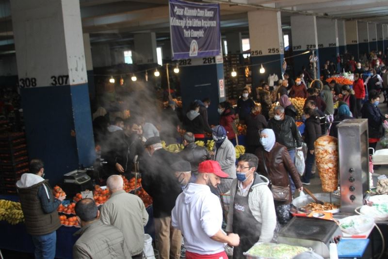 Yeni yılı evlerinde geçirecek olan Antalyalılar pazarlara akın etti, sosyal mesafe hiçe sayıldı
