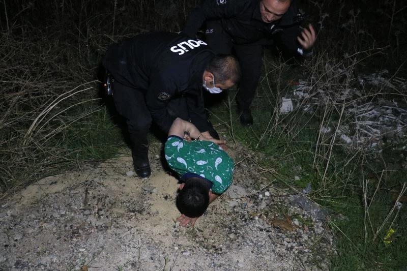 Dur ihtarına uymadılar, polisten kaçarken yolun bittiğini görmeyip otomobille tarlaya düştüler
