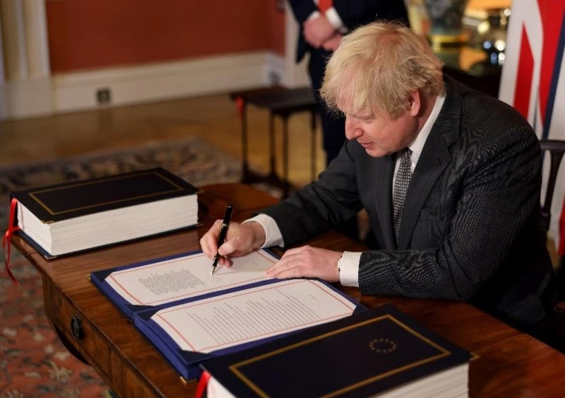 İngiltere Başbakanı Johnson, AB ile ticaret anlaşmasını imzaladı

