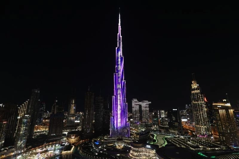 Dubai yeni yıla havai fişek ve ışık gösterisiyle 