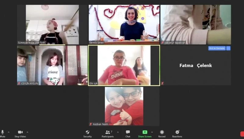 Çocuklar çevrim içi atölyede kurabiye yaptı
