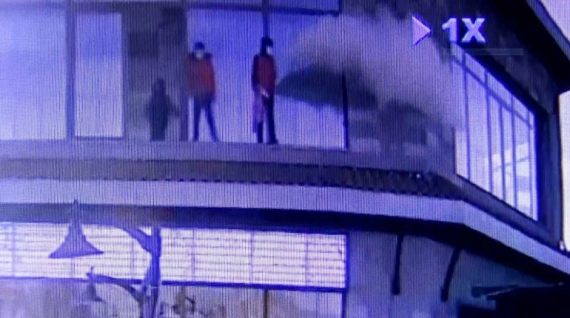 Yangın tüpünü sıkıp oynayan hırsızlık şüphelisi kameraya yakalandı
