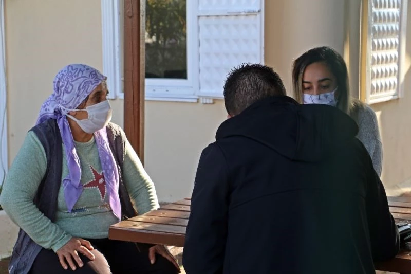 Antalya’da pes dedirten kapkaç: Para dolu cüzdanı bıraktı, iğneleri alıp kaçtı
