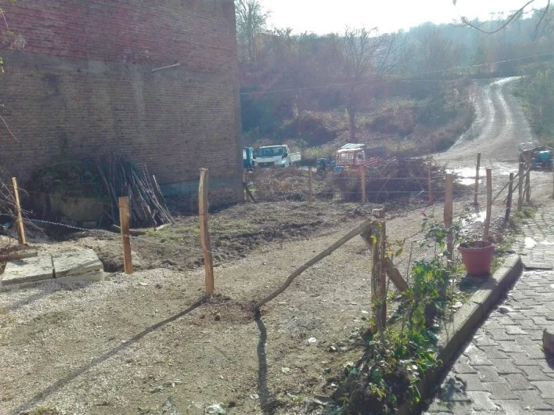 Yolu, tel örgüyle çevirip ulaşıma kapattı
