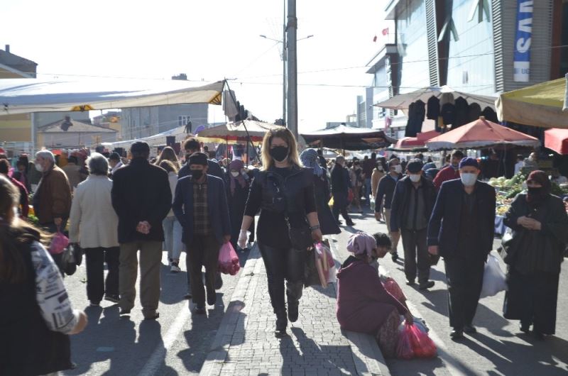 Yılbaşı kısıtlaması öncesi görülmedik yoğunluk: Akın akın sokağa çıkıyorlar
