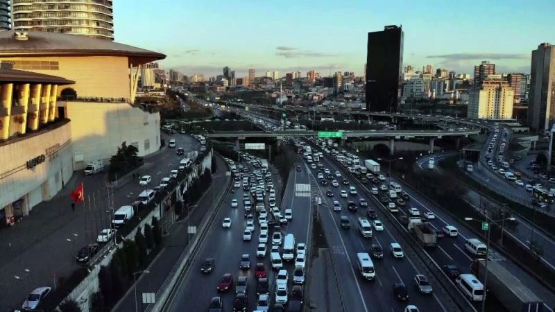4 günlük kısıtlamaya saatler kala Mahmutbey Gişelerde yoğun trafik
