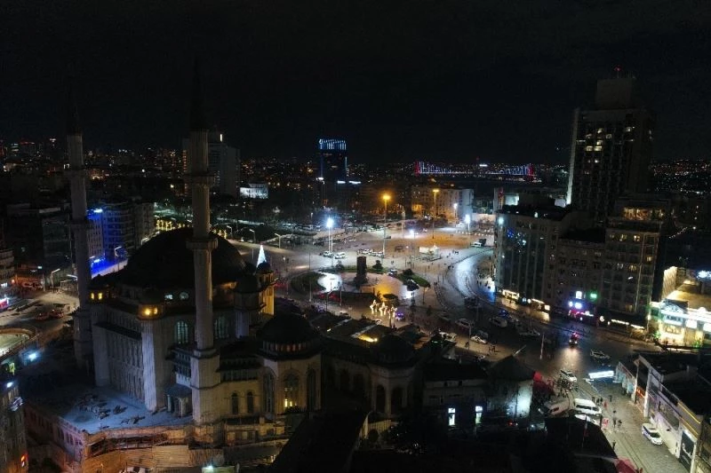 İstiklal Caddesi ve Taksim Meydanı geçtiğimiz yılın aksine bu yılbaşında sessizliğe büründü
