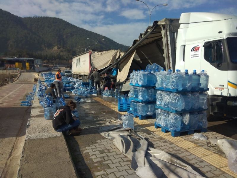 Tırın dorsesindeki su damacanaları yola savruldu
