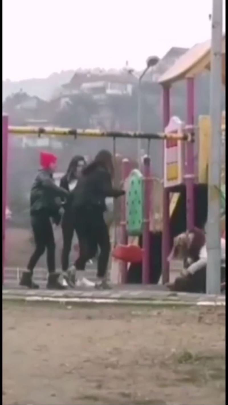 Parkta genç kıza dehşeti yaşattı, arkadaşları gülerek izledi
