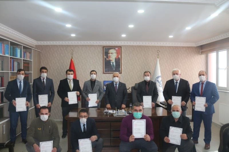 Ağrı İl Müftülüğü personellerine salgınla mücadelelerinden dolayı başarı belgesi verildi
