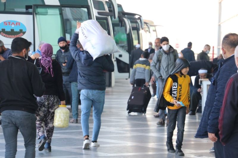 Yılbaşını memleketlerinde geçirmek isteyenler otogara koştu
