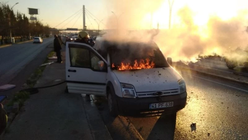 Yaşlı çiftin ısınmak için klimasını açtıkları araç alev alev yandı
