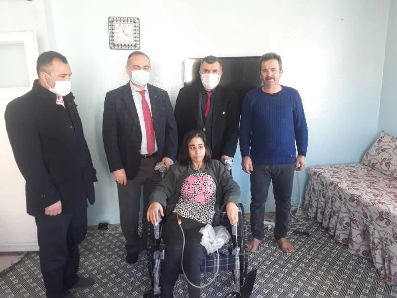 Müftülükten engelli kişiye sandalye desteği
