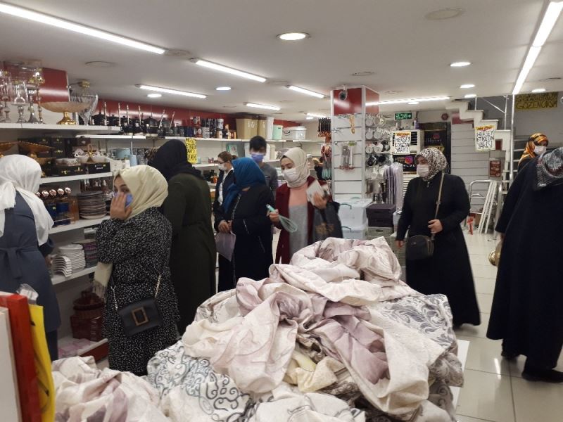 (Özel) Zeytinburnu’nda zabıta ekibini şaşırtan manzara: İndirimi duyan mağazaya koştu
