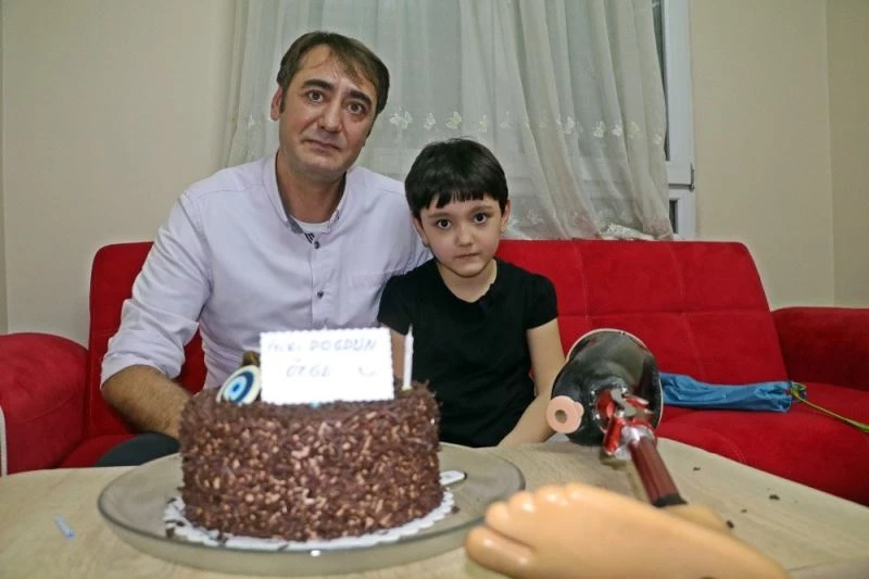 Minik Özge, yeni yıla ve yaşına, yeni proteziyle girdi
