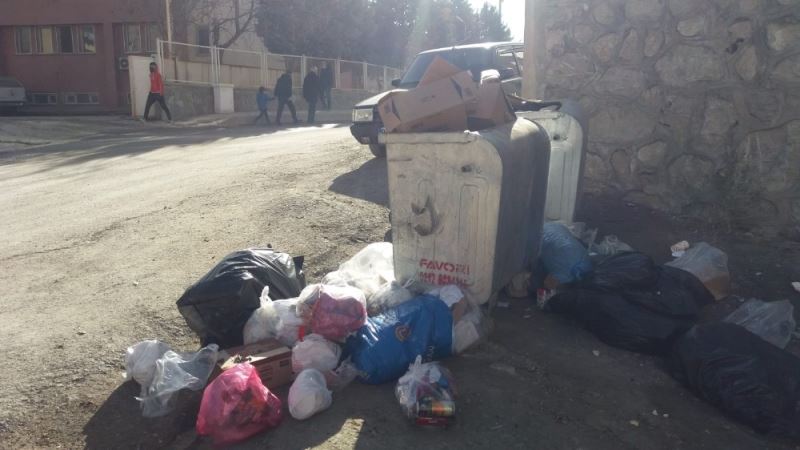 Hakkari’de çöplerin zamansız bırakılmasına tepki
