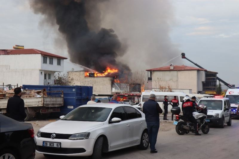Deterjan fabrikasında çıkan yangın çevredeki binalara sıçradı
