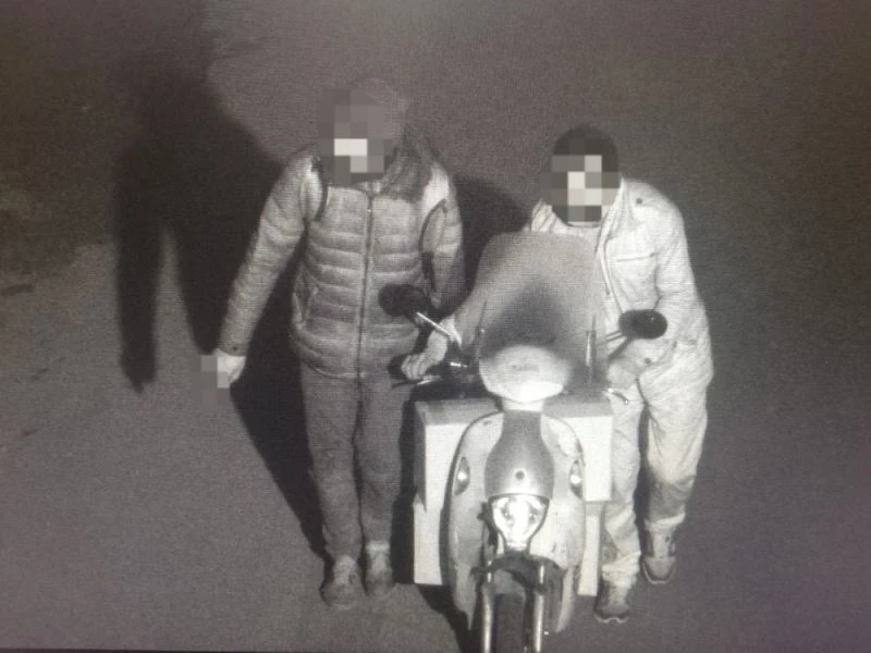 İnşaattan çaldıkları malzemeler ile kaçamadan polise yakalandılar
