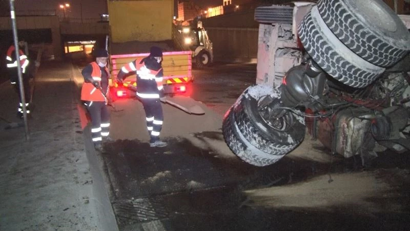 Topkapı Alt Geçidi’nde hafriyat kamyoneti devrildi:1 yaralı
