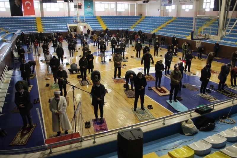 Erzurum’da cuma namazı spor salonlarında kılındı
