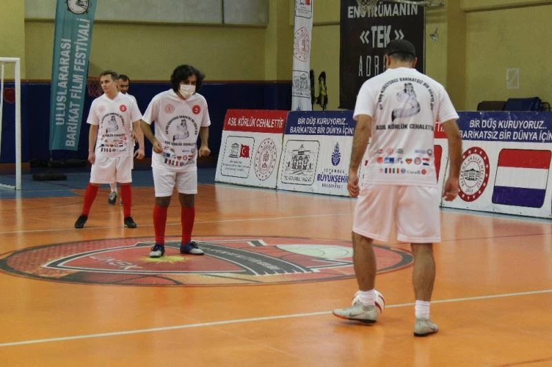 Görme engelli sporculardan futbol müsabakası
