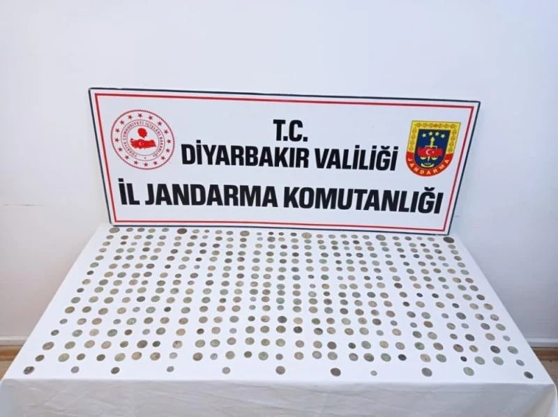 Diyarbakır’da İslami, Osmanlı ve Roma dönemlerine ait 416 gümüş sikke ele geçirildi
