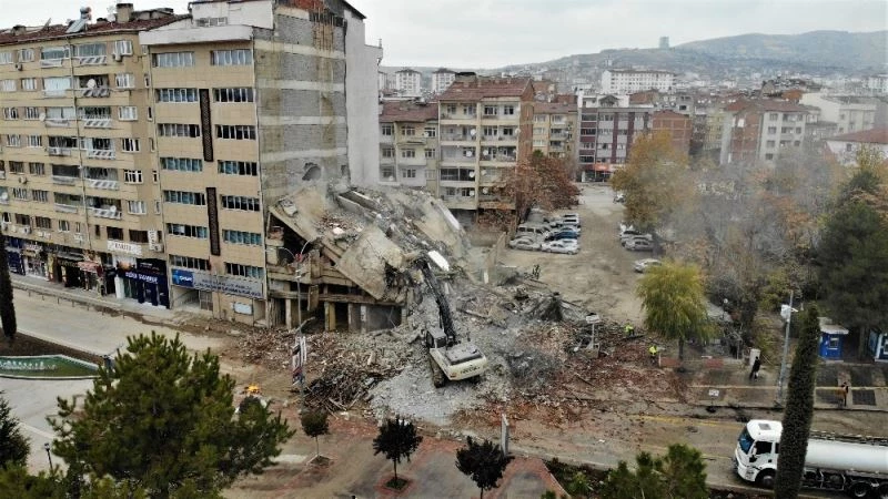 Deprem bölgesi Elazığ’da kısıtlamayla yıkımlar hız kazandı
