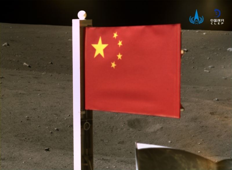 Chang’e 5 uzay aracı, Ay’a Çin bayrağı dikti
