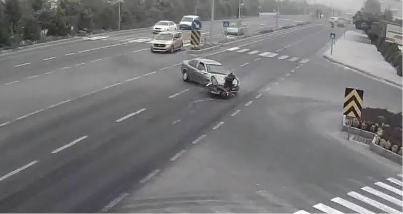 Otomobile çarpan motosiklet sürücüsü yerinden kalkamadı
