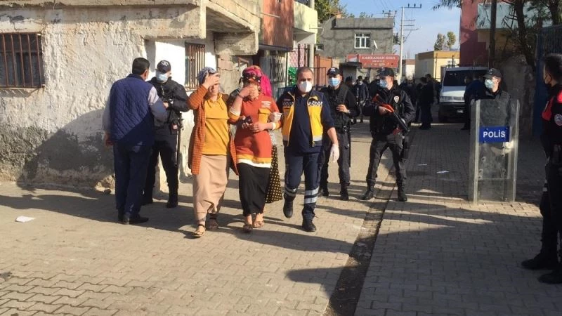 Diyarbakır’da kısıtlama saatinde taşlı sopalı ev bastılar: 20 yaralı
