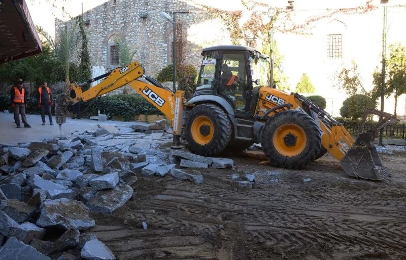 Kuşadası çarşılarında yenileme çalışmaları 6 noktada eş zamanlı sürüyor
