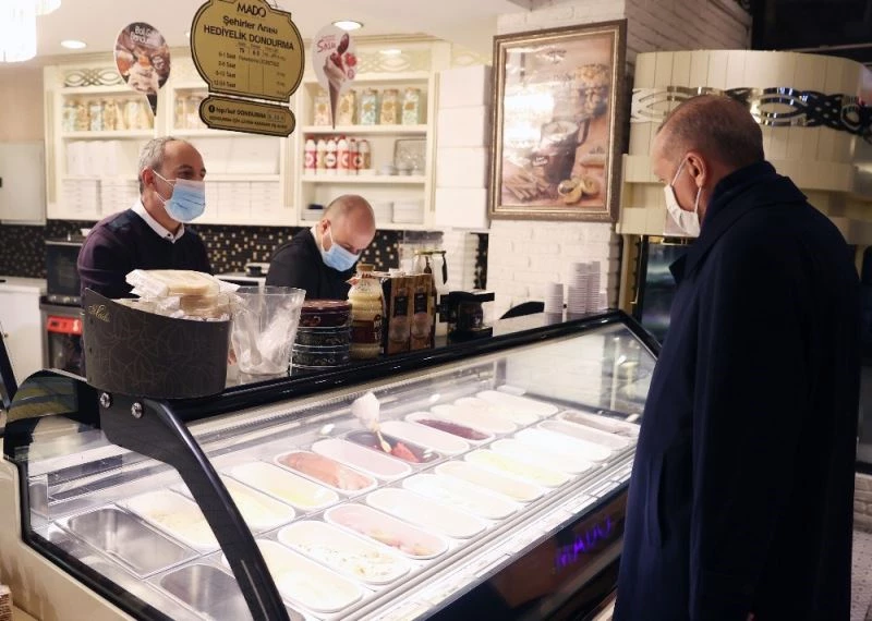 Cumhurbaşkanı Erdoğan, Çengelköy’de dondurmacıya uğradı
