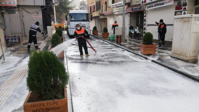 Kızıltepe’de caddeler köpüklü suyla yıkanıyor
