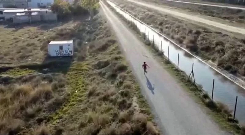 Çocuk drone’dan korkup kaçtı
