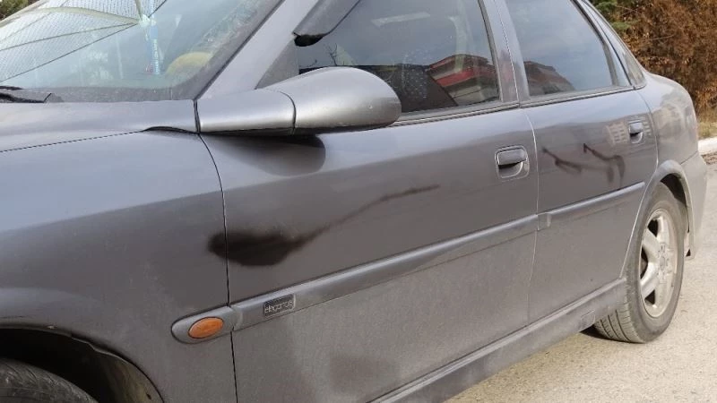 Sprey boyalarla araca zarar verirken güvenlik kamerasına yakalandılar
