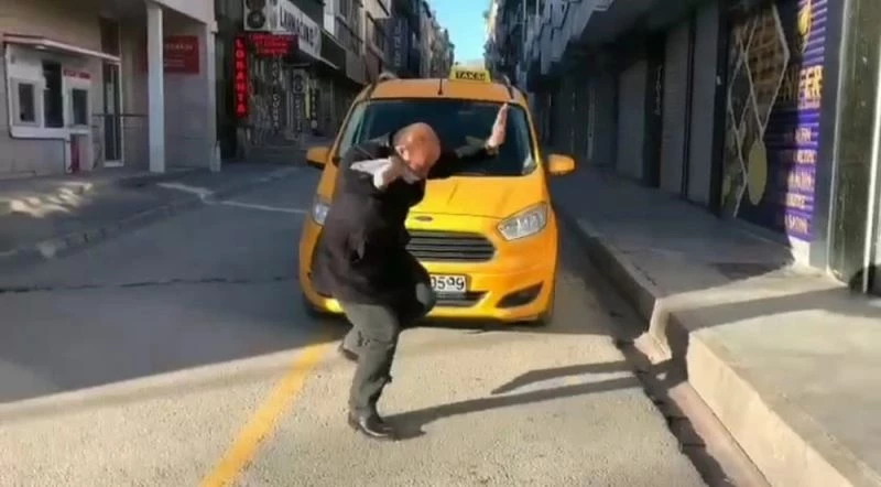 Müziğin ritmine kendini kaptıran taksici gülümsetti
