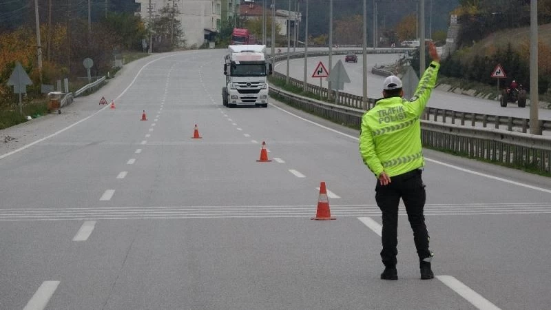 Tik Tok’ta canlı yayın yaparken kendisini durduran polislere küfreden tır sürücüsü hakkında soruşturma açıldı
