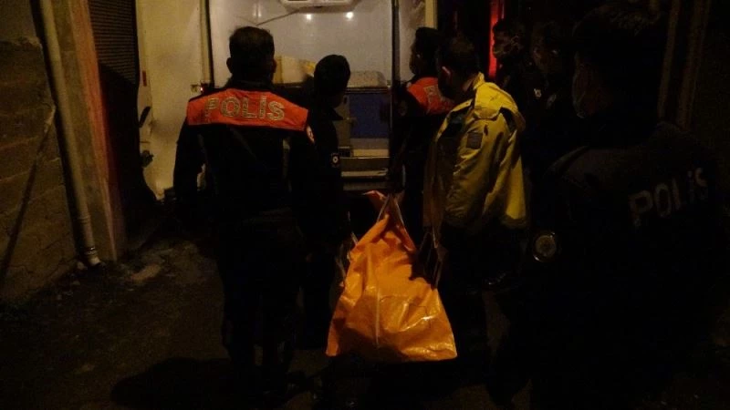 Amcasını öldürdü, trafik polislerine teslim oldu
