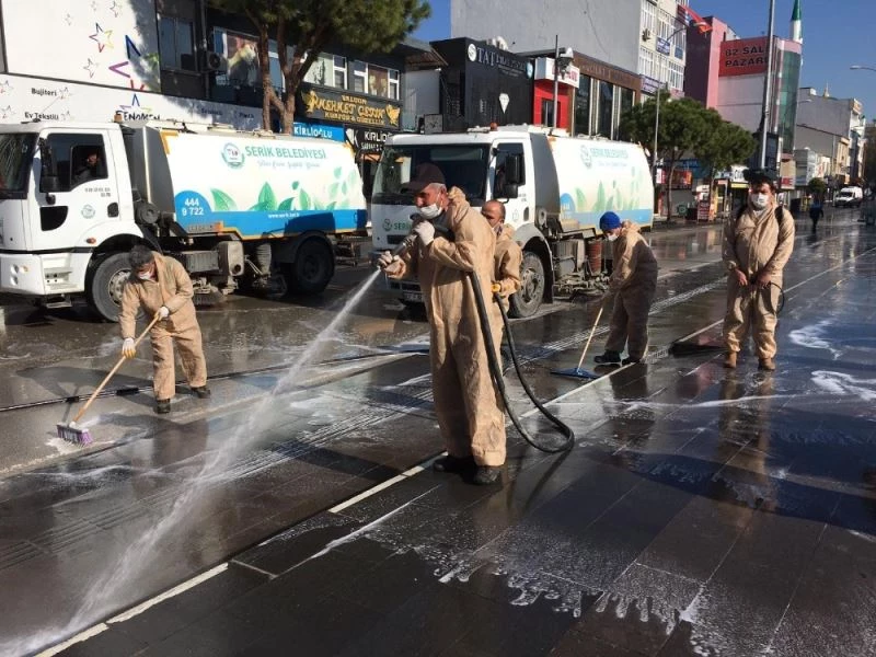 Boş kalan caddeler yıkanarak dezenfekte edildi
