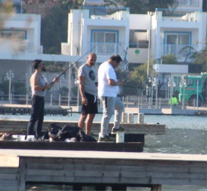 Maske yok mesafe yok, kısıtlamaya uymadılar balık tutmaya çıktılar
