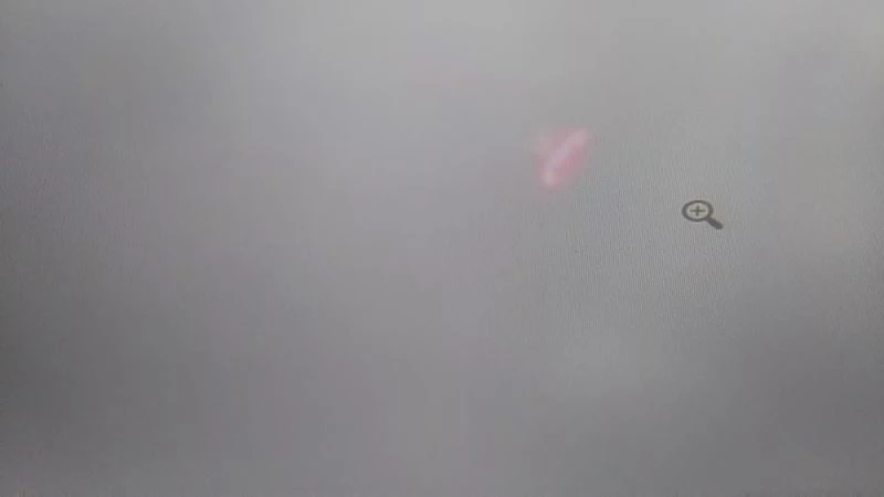 Otel çalışanı havada duran esrarengiz cismi görünce şoke oldu
