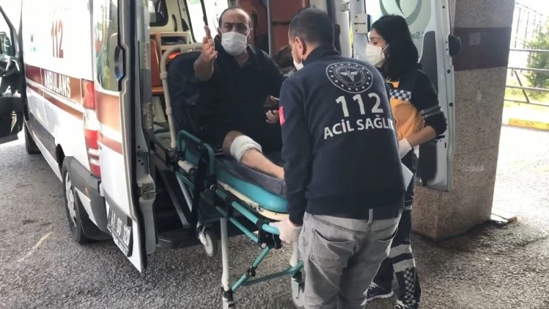 Silahla vurulan şahıs sedyeden inip gazeteciye saldırmaya çalıştı
