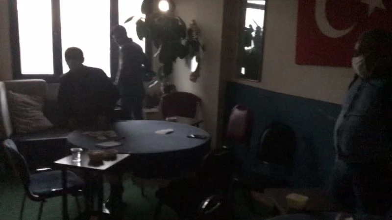 Kısıtlamada ‘cenazemiz var’ diyerek toplanıp kumar oynadılar
